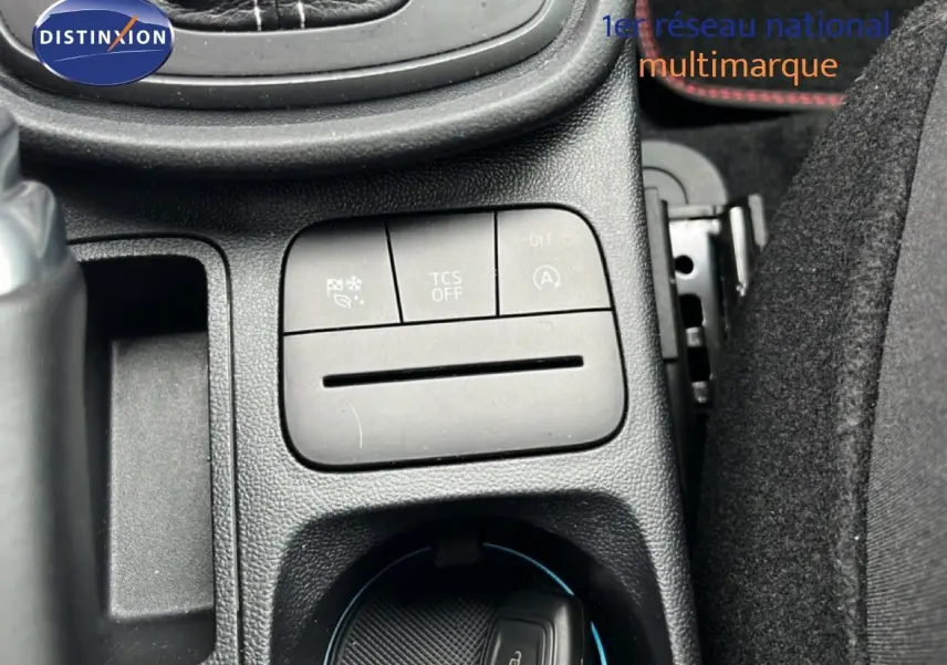 Gros plan sur la console centrale avec les boutons de contrôle et le porte-gobelet d'une Ford Puma gris magnetic 2024.