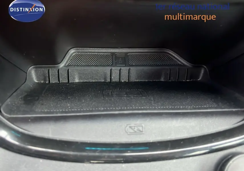 Gros plan sur le compartiment de recharge sans fil à l'intérieur d'une Ford Puma 2024, finition ST-Line gris magnetic metal.