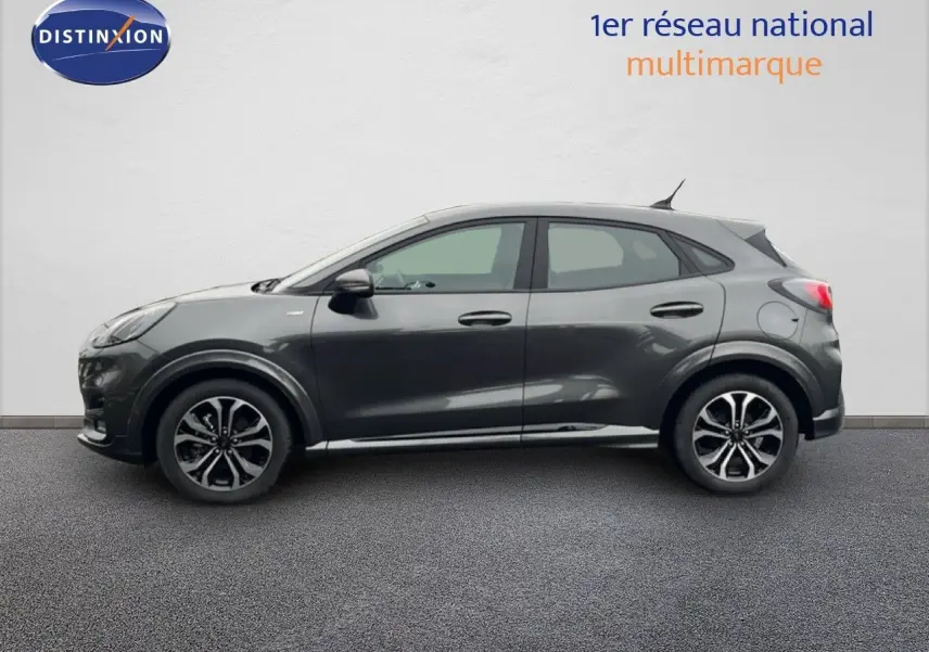 Ford Puma 2024 gris Magnetic Metal en vue profil côté gauche, avec jantes alliage bi-ton et lignes dynamiques.
