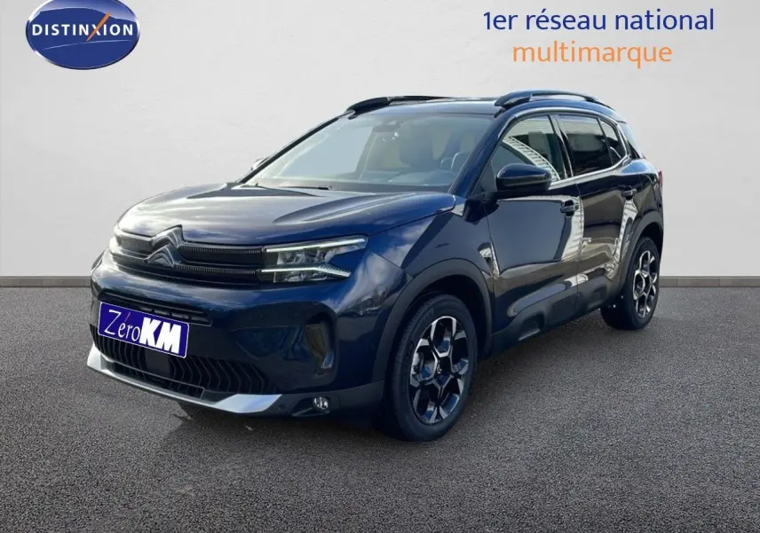 Citroën C5 Aircross bleu Eclipse Metal en 3/4 avant droit avec jantes bi-ton et barres de toit noires.