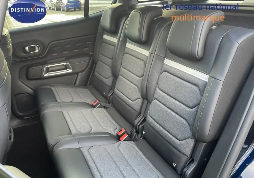 Vue intérieure sur la banquette arrière en cuir noir et tissu gris du Citroën C5 Aircross, côté droit ouvert.