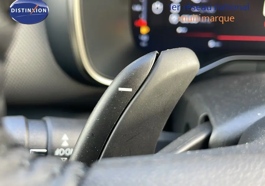 Gros plan sur la palette de changement de vitesse noire à l'intérieur du Citroën C5 Aircross bleu Eclipse Metal.