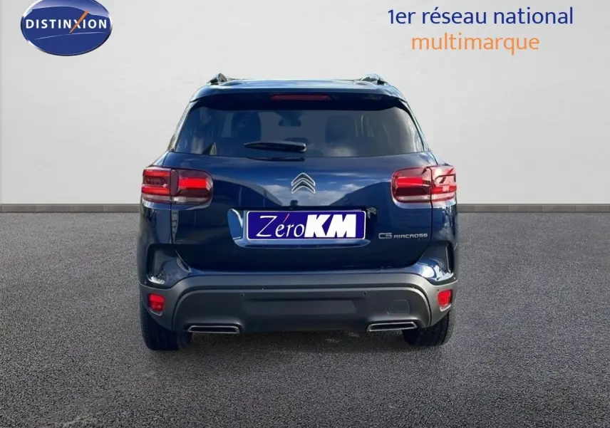 Vue arrière d'un Citroën C5 Aircross bleu Eclipse Métal avec feux LED et double sortie d'échappement intégrée.