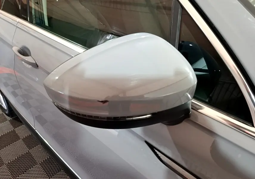 Gros plan sur le rétroviseur côté gauche gris clair du Volkswagen Tiguan 2.0 TDI 200 DSG7 Elegance 4Motion 2021.