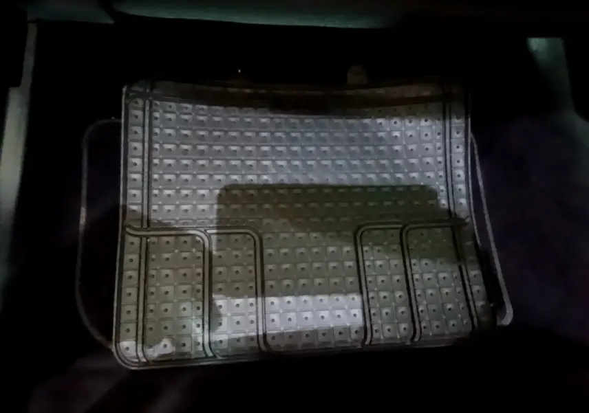 Tapis de sol en caoutchouc gris foncé Volkswagen Tiguan 2021, vue intérieure au sol côté conducteur.