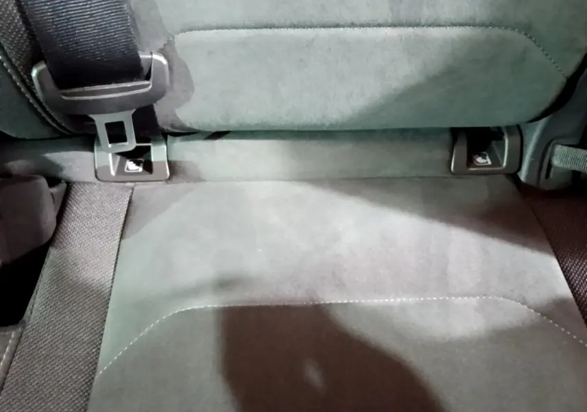 Détail de la fixation Isofix sous le siège arrière gris foncé du Volkswagen Tiguan 2021 Elegance.