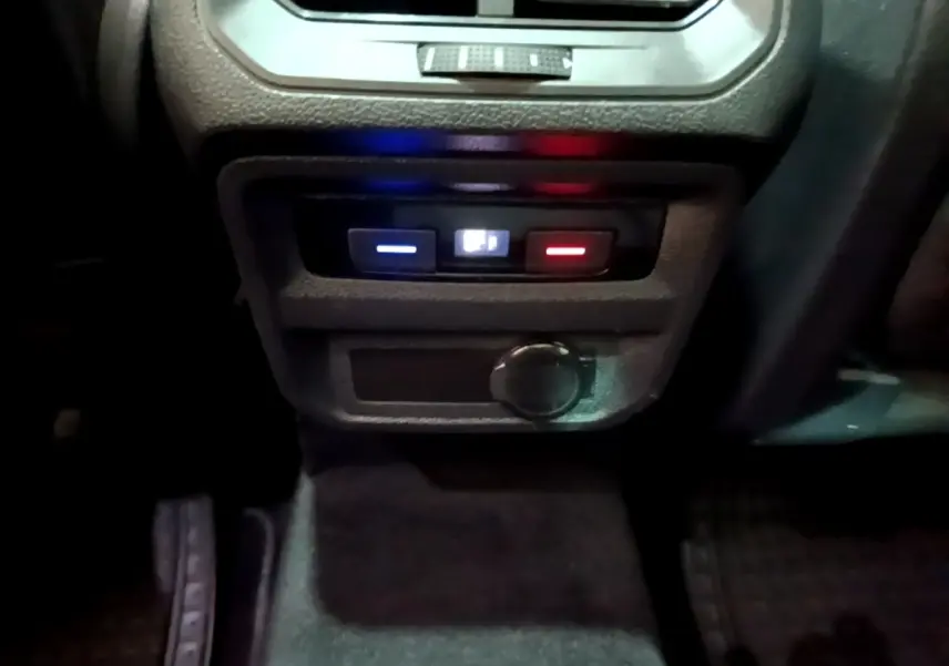 Gros plan sur les commandes de climatisation arrière avec réglages bleu et rouge dans un Volkswagen Tiguan 2021 gris foncé
