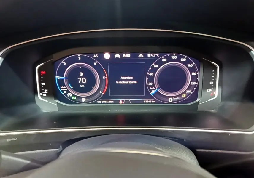 Tableau de bord numérique du Volkswagen Tiguan 2021, affichage digital avec vitesse et alertes visibles.