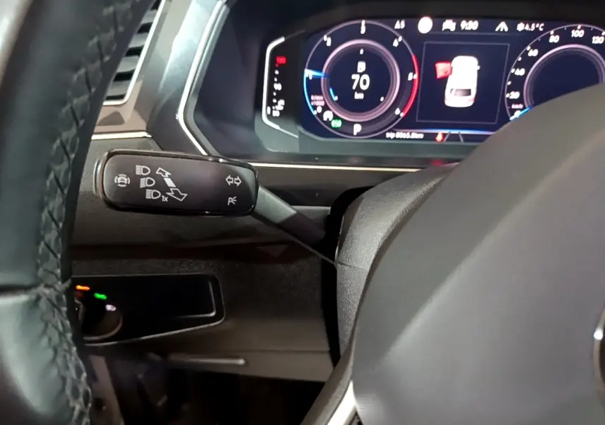 Gros plan sur le combiné d'instruments numérique et le commodo gauche du volant du Volkswagen Tiguan gris foncé 2021.