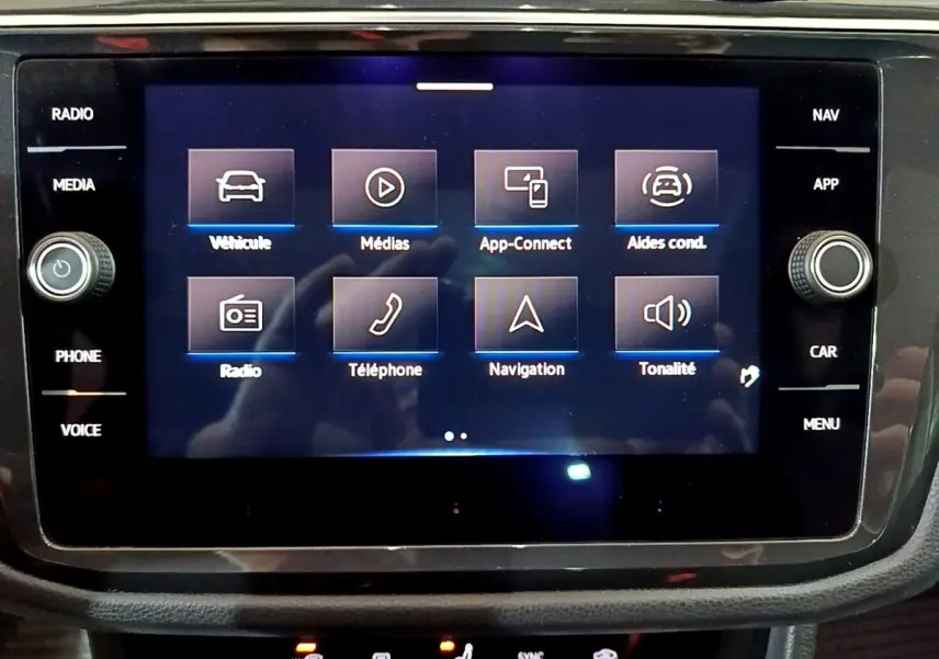 Écran tactile central du Volkswagen Tiguan 2021 affichant les menus véhicule, médias, navigation et téléphone.
