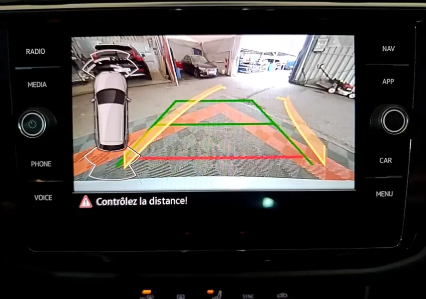 Affichage caméra de recul du Volkswagen Tiguan gris foncé, vue arrière avec guidage de trajectoire et alertes de distance.