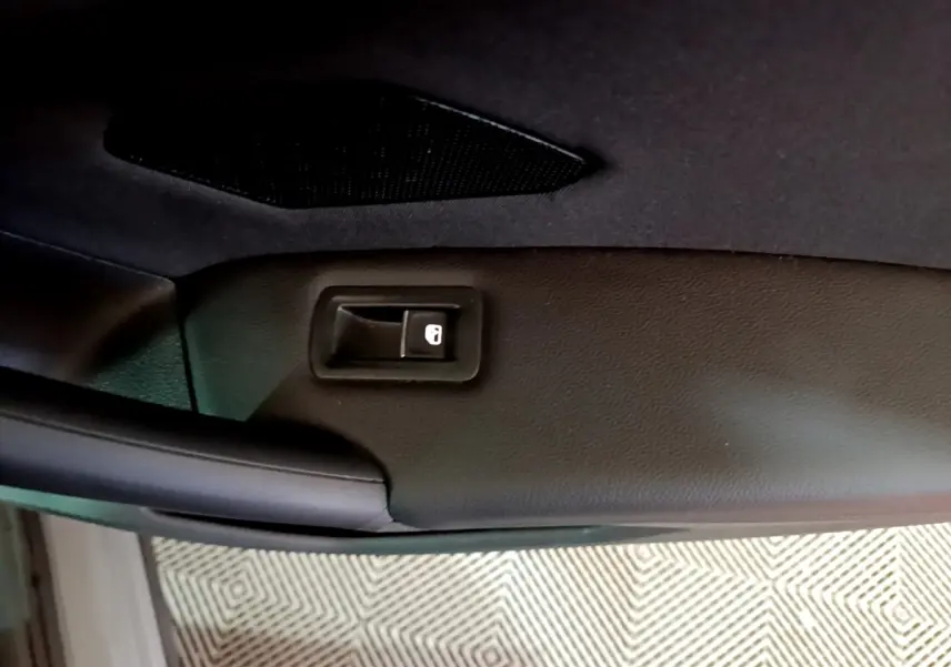 Bouton de verrouillage sur la porte intérieure côté conducteur du Volkswagen Tiguan gris foncé 2021.