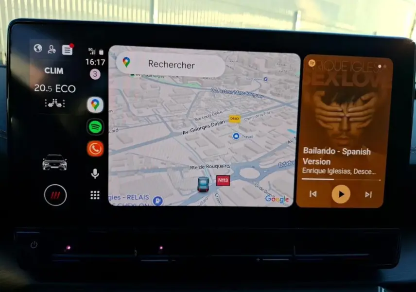 Écran tactile central du tableau de bord du CUPRA Formentor 1.4 e-HYBRID 245 DSG 6 VZ, affichant navigation et musique.