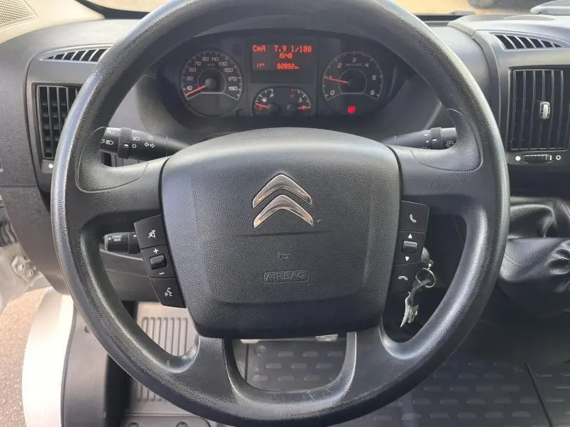 Vue rapprochée du volant multifonction noir du Citroën Jumper 2021 avec tableau de bord et commandes visibles.