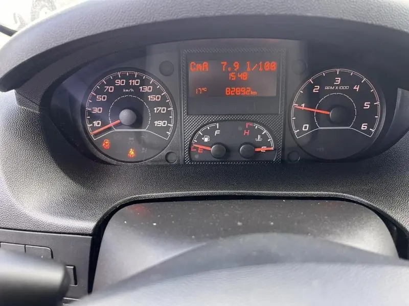 Vue rapprochée du tableau de bord du Citroën Jumper blanc, affichant compteur, compte-tours et écran multifonction rouge.