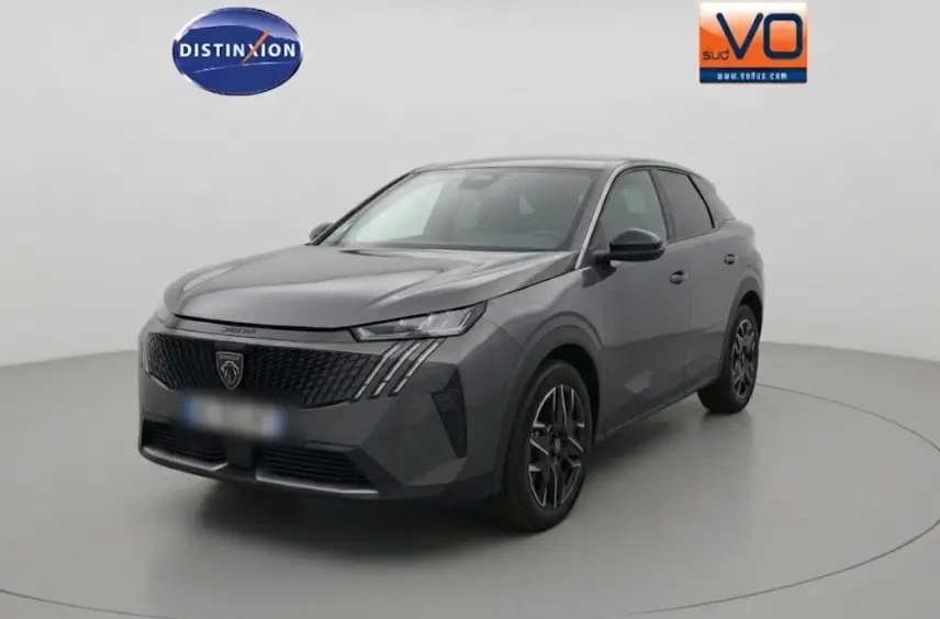 Peugeot 3008 Hybrid gris foncé en 3/4 avant droit, avec calandre noire et jantes alliage 19 pouces visibles.