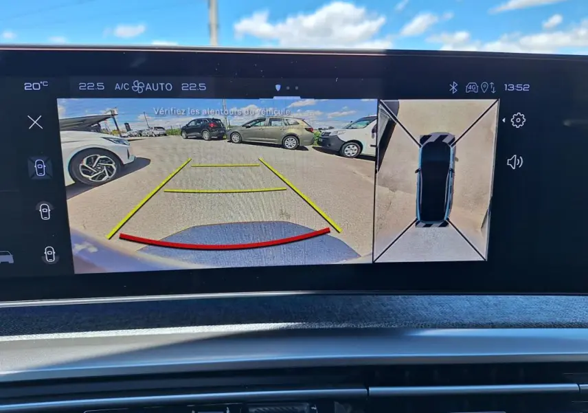 Écran de caméra de recul du Peugeot 3008 gris foncé montrant l’arrière et vue aérienne du véhicule en stationnement.