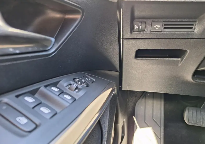Vue intérieure côté gauche du Peugeot 3008 Hybrid 136 e-DCS6 Allure 2025, montrant les commandes des vitres et rétroviseurs.