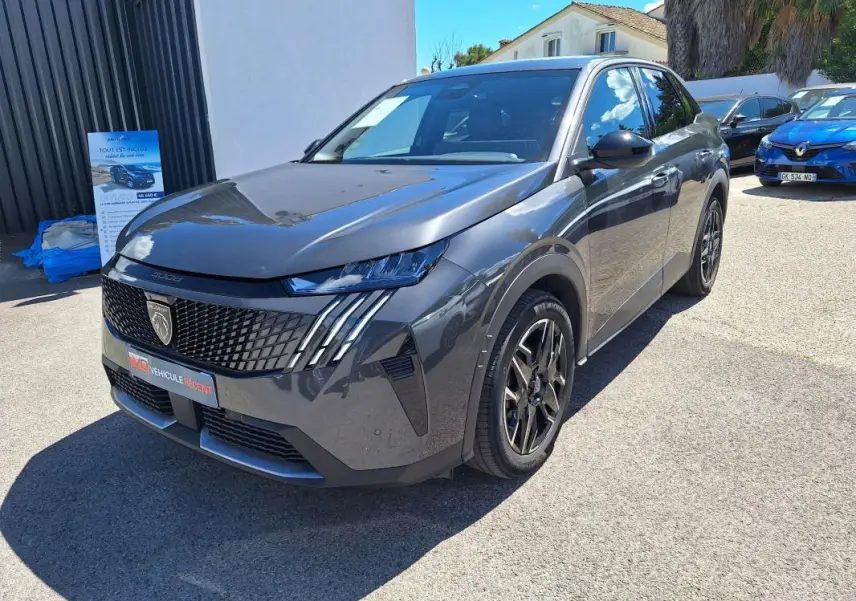 Peugeot 3008 Hybrid gris foncé vue 3/4 avant droit, avec jantes alliage 19 pouces et calandre noire distinctive.