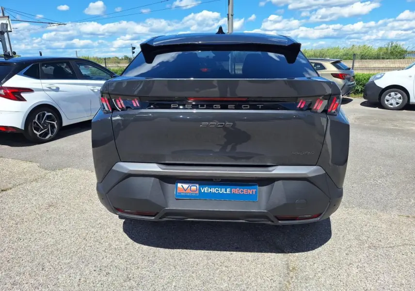 Vue arrière d’un Peugeot 3008 Hybrid gris foncé 2025 avec feux arrière à griffes et jantes alliage 19 pouces.