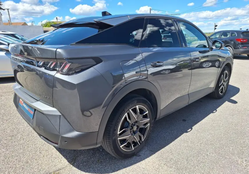 Vue 3/4 arrière droite d’un Peugeot 3008 Hybrid gris foncé avec jantes alliage 19 pouces et feux arrière LED distinctifs.