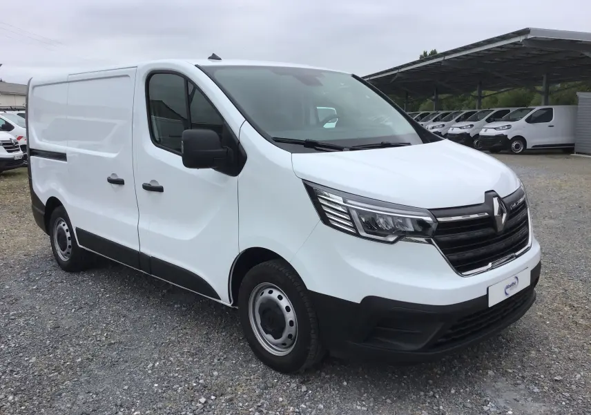 Renault Trafic Fourgon blanc en vue 3/4 avant droit, avec calandre noire et phares LED distinctifs.