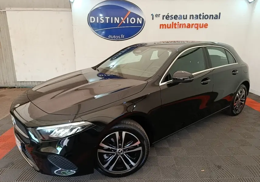 Mercedes Classe A 250 e Business Line noire vue en 3/4 avant droit, avec jantes alliage et phares LED visibles.