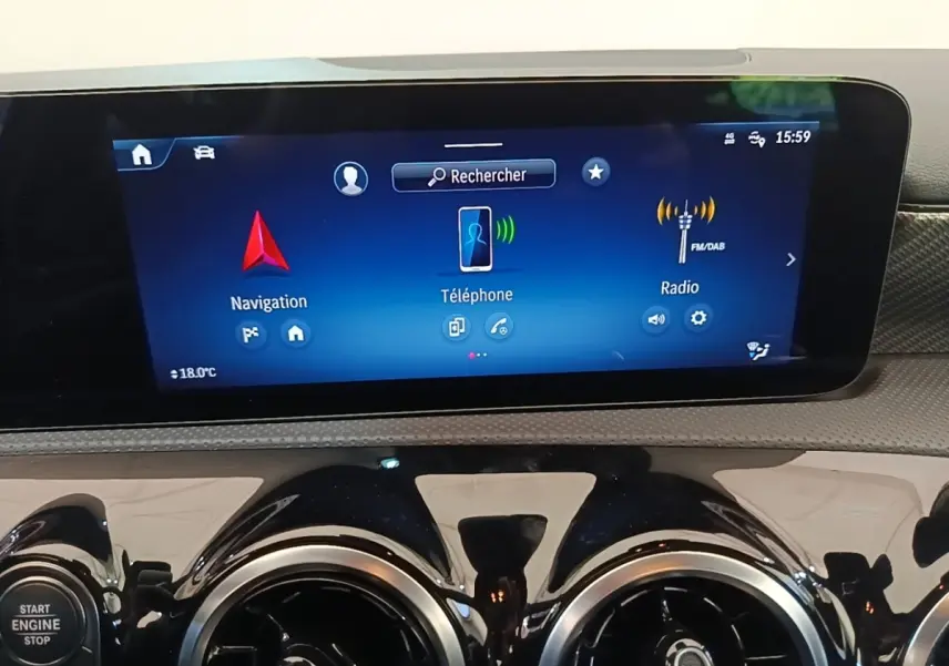 Écran tactile central de 10,25 pouces affichant navigation, téléphone et radio dans une Mercedes Classe A noire.