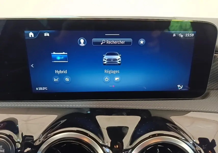 Écran tactile central affichant menu hybride et réglages sur tableau de bord noir d’une Mercedes Classe A 250 e 2023.