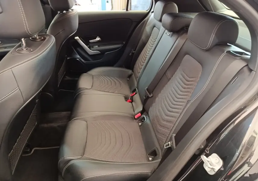 Vue côté droit de la banquette arrière noire en cuir et tissu du Mercedes Classe A 250 e Business Line 2023.