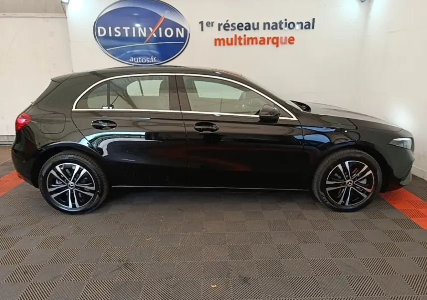 Vue de profil côté gauche d'une Mercedes Classe A 250 e Business Line noire, avec jantes alliage et rétroviseurs électriques.