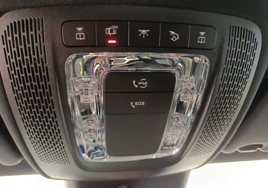 Vue en contre-plongée du plafonnier noir avec commandes d'appel d'urgence et éclairage dans une Mercedes Classe A 250 e 2023.
