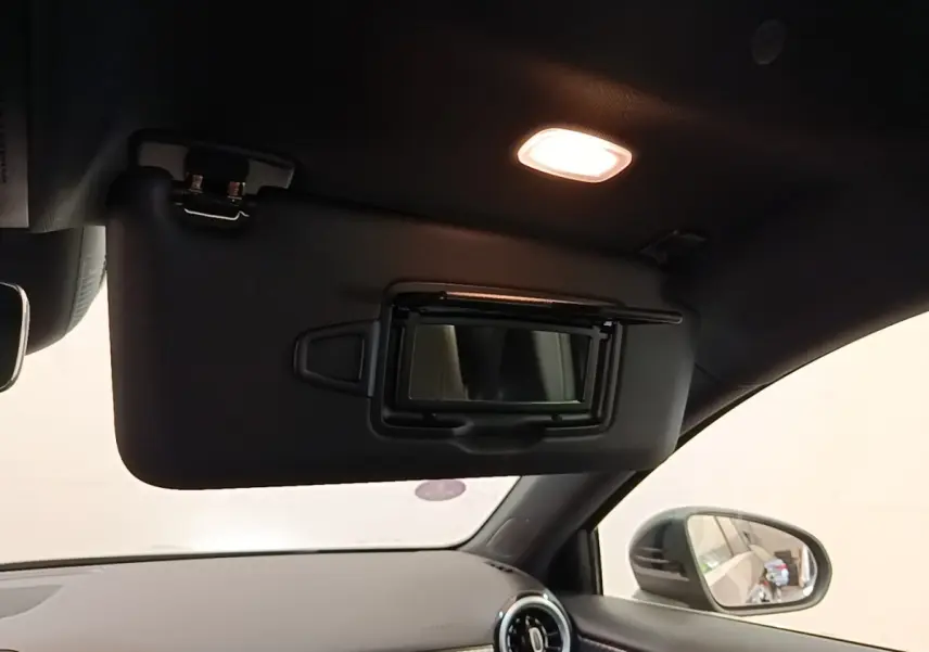 Intérieur de la Mercedes Classe A 250 e Business Line 2023, vue du pare-soleil avec miroir éclairé côté passager.