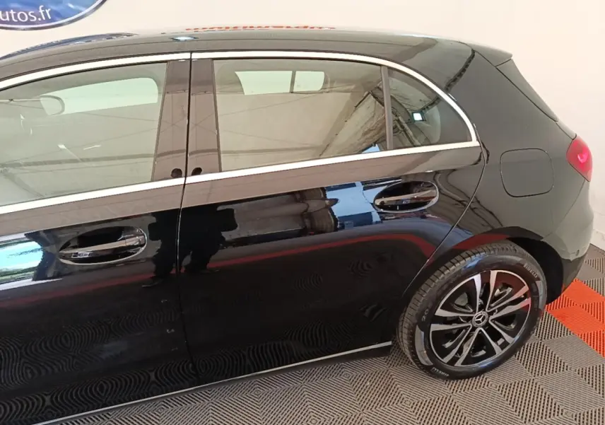 Vue latérale droite d'une Mercedes Classe A 250 e Business Line noire avec jantes alliage distinctives.
