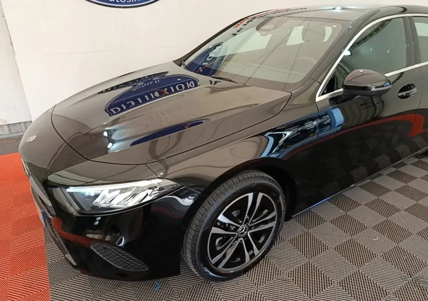Mercedes Classe A 250 e Business Line noire vue en 3/4 avant droit, avec jantes alliage et phares LED distinctifs.