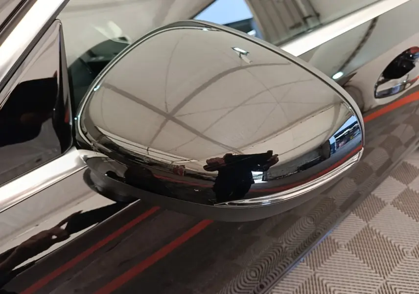 Rétroviseur extérieur droit noir brillant de la Mercedes Classe A 250 e Business Line 2023, vue rapprochée côté passager.