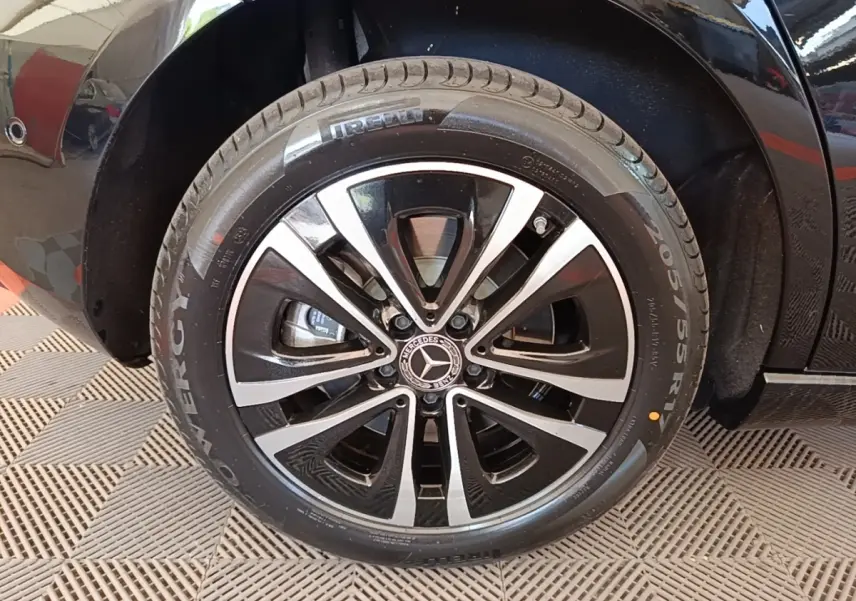 Gros plan sur la roue arrière droite noire d’une Mercedes Classe A 250 e Business Line 2023 avec jante alliage bicolore.