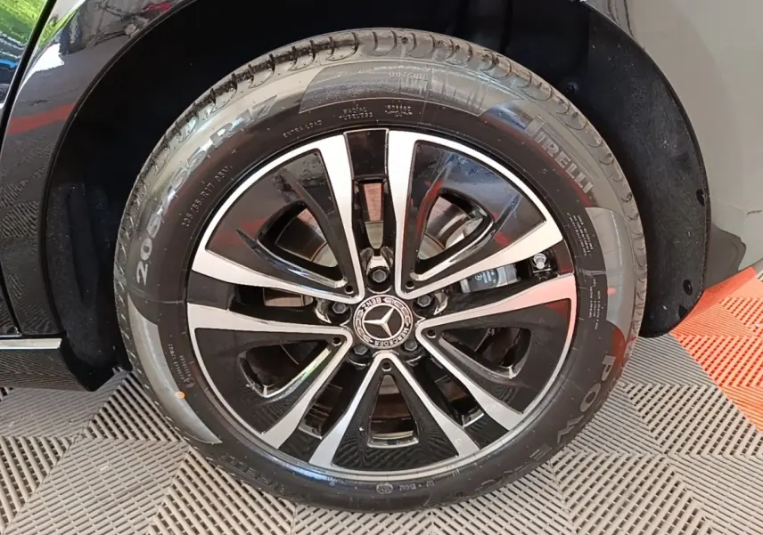 Gros plan sur la roue avant droite noire d'une Mercedes Classe A 250 e Business Line avec jante alliage bicolore.