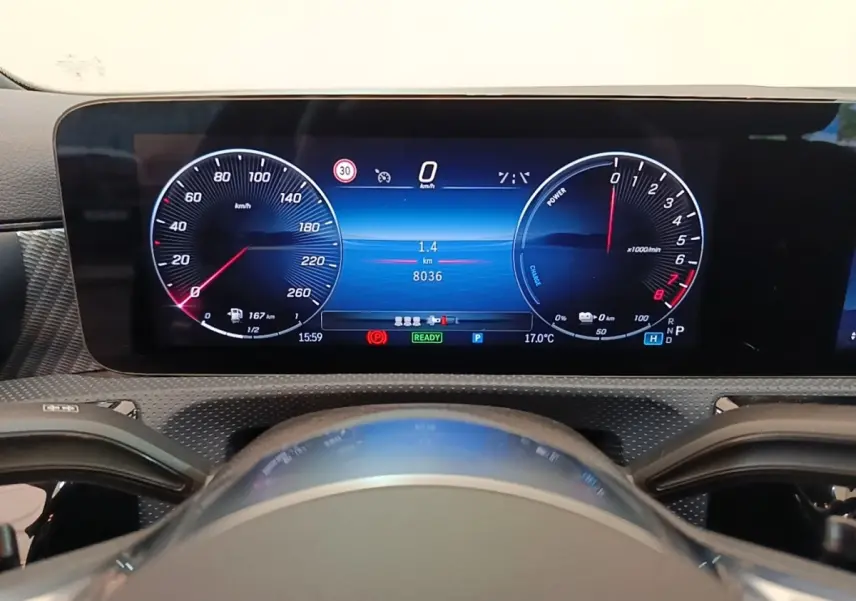 Vue rapprochée du combiné d'instruments numérique 10,25 pouces de la Mercedes Classe A 250 e Business Line 2023.