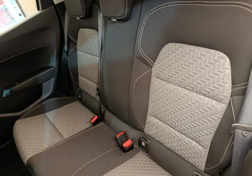 Vue intérieure de la banquette arrière grise à motifs géométriques de la Renault Clio Evolution TCe 100 GPL 2023.