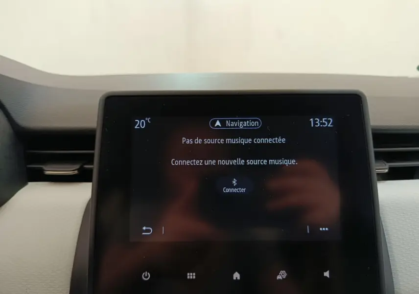 Écran tactile central de navigation et multimédia de la Renault Clio blanche, vue intérieure frontale.
