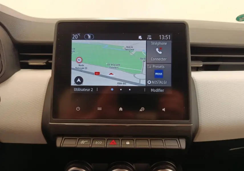 Écran tactile central de navigation 3D de la Renault Clio blanche Evolution TCe 100 GPL, vue de face rapprochée.