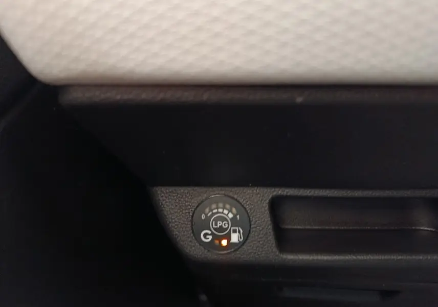 Gros plan sur le témoin de niveau GPL dans l'habitacle d'une Renault Clio blanche Evolution TCe 100 GPL.