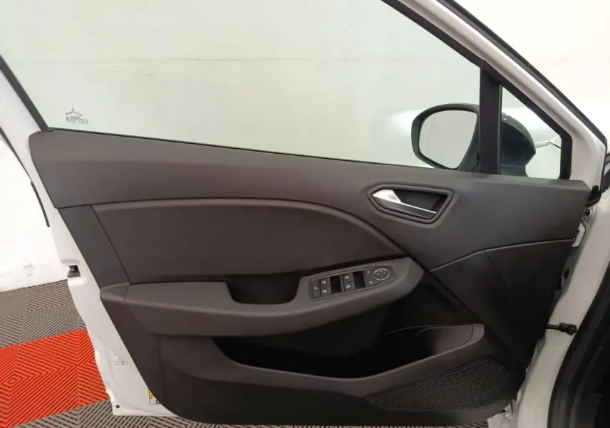 Vue intérieure de la porte avant gauche blanche d'une Renault Clio Evolution TCe 100 GPL avec commandes électriques.
