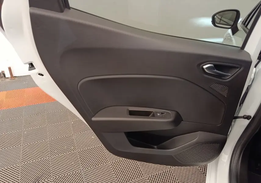 Vue intérieure de la porte avant droite noire d'une Renault Clio blanche 2023, avec poignée et commande de vitre électrique.
