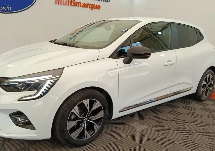 Renault Clio Evolution TCe 100 GPL blanc vue de profil droit, avec jantes alliage et rétroviseurs noirs.