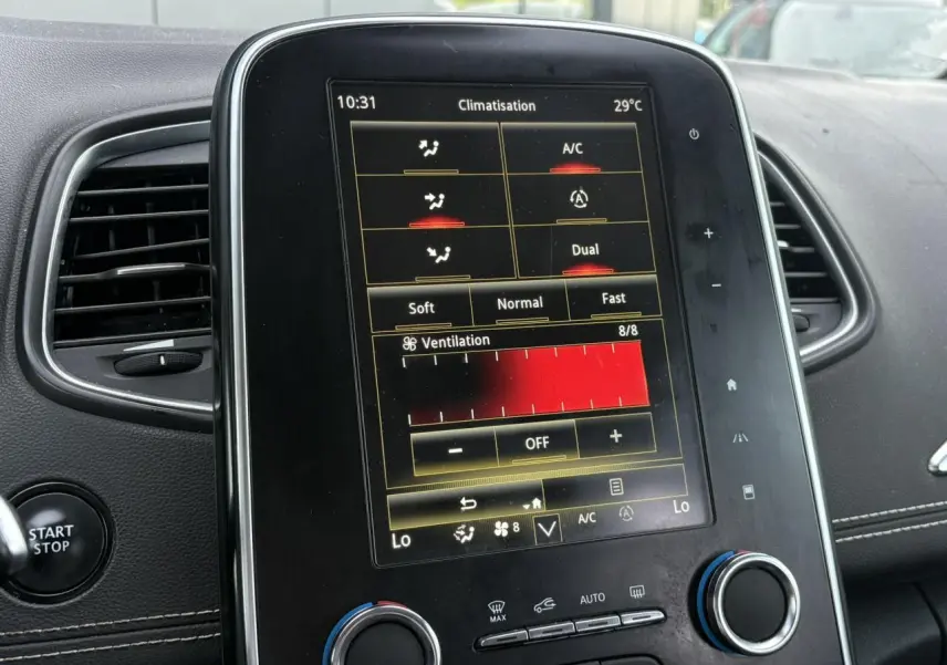 Vue rapprochée de l’écran tactile central du tableau de bord du Renault Grand Scenic IV, affichant la climatisation.