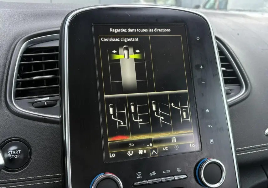 Vue rapprochée de l’écran tactile central du Renault Grand Scénic IV avec commandes de climatisation et bouton Start/Stop.