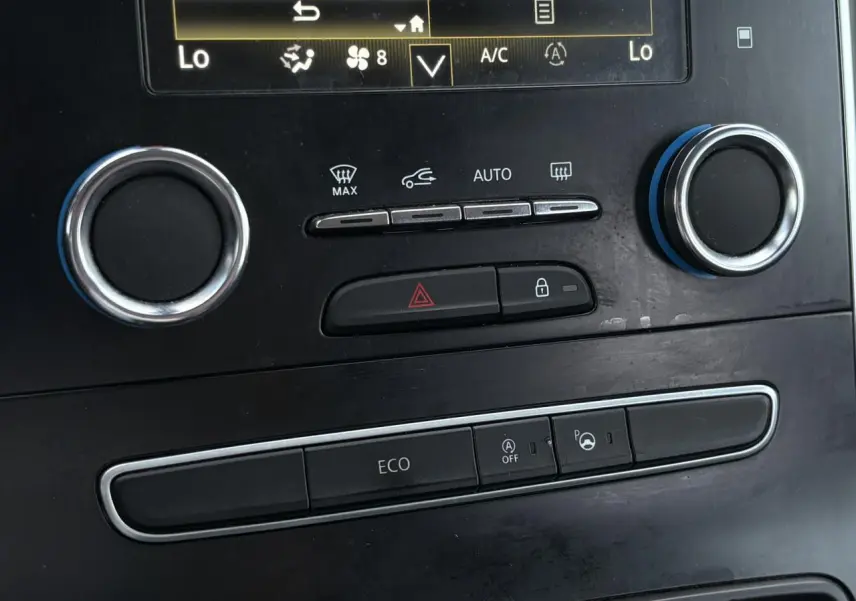 Détail de la console centrale noire du Renault Grand Scénic IV avec commandes climatisation et bouton mode Eco.