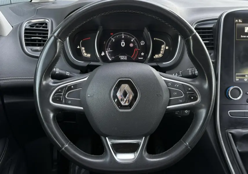 Vue frontale du volant cuir noir avec logo Renault au centre et tableau de bord numérique du Grand Scenic IV 2021.